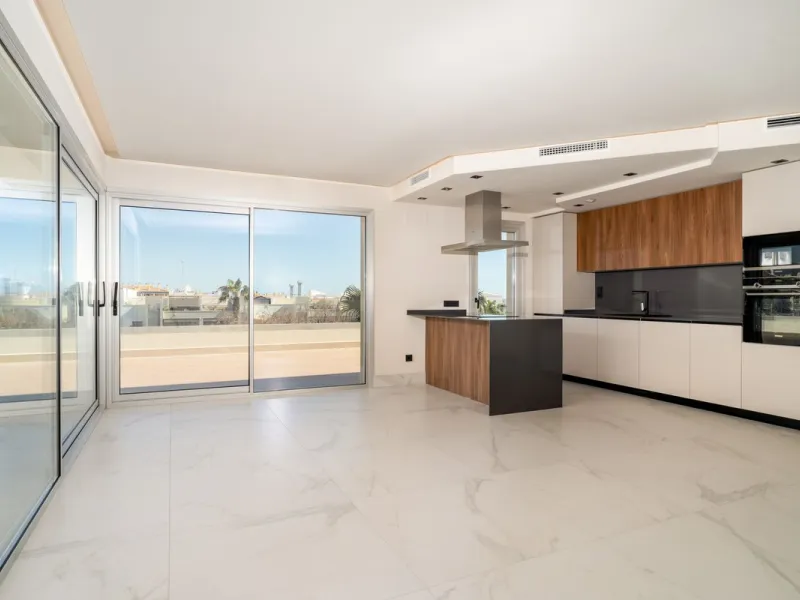 This spectacular penthouse is located within a sought-after residential complex, just a 4-minute walk from the beachfront promenade and only 3 minutes from the charming old town of San Pedro de Alcántara, in the rapidly growing area of Nueva Alcántara, cl