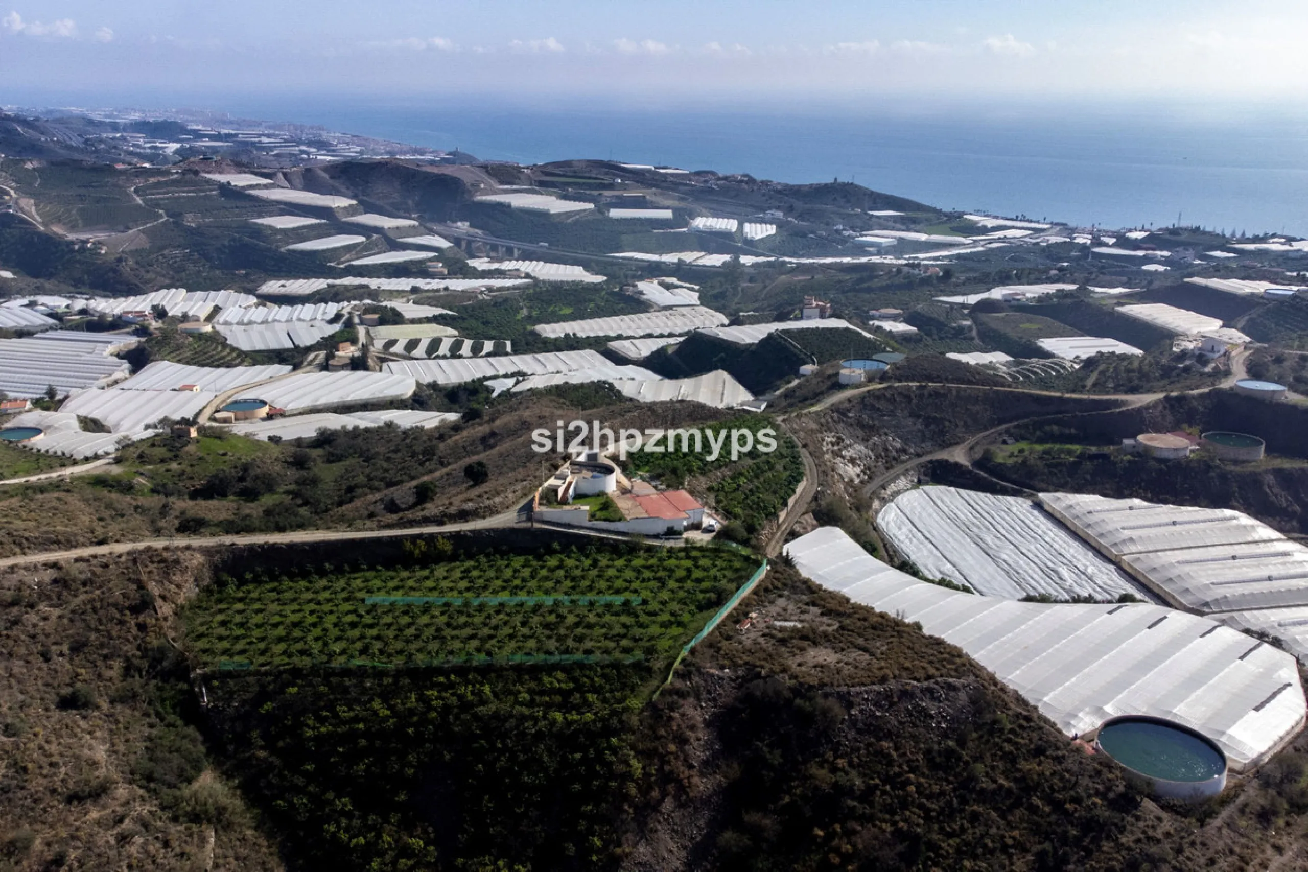 Finca with panoramic views and mango plantation Welcome to this rustic and lovely finca with 10,700 sqm of land and mango plantation located only 3 km from the beach in Lagos and 15 minutes from Torrox Costa via a road in good condition.