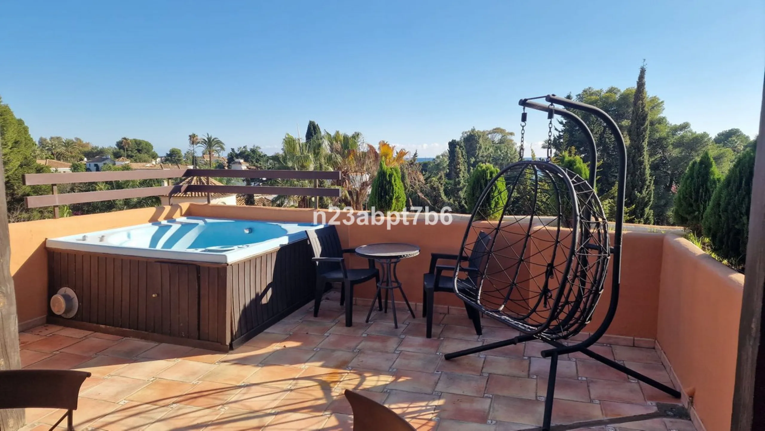 Apartment - Penthouse Duplex в продаже в El Paraiso, Málaga. В доме 3 спален и 3 ванных комнат. Площадь дома 235 м²