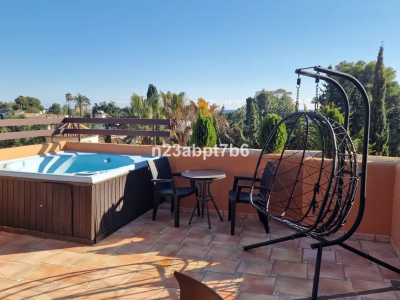 Apartment - Penthouse Duplex в продаже в El Paraiso, Málaga. В доме 3 спален и 3 ванных комнат. Площадь дома 235 м²