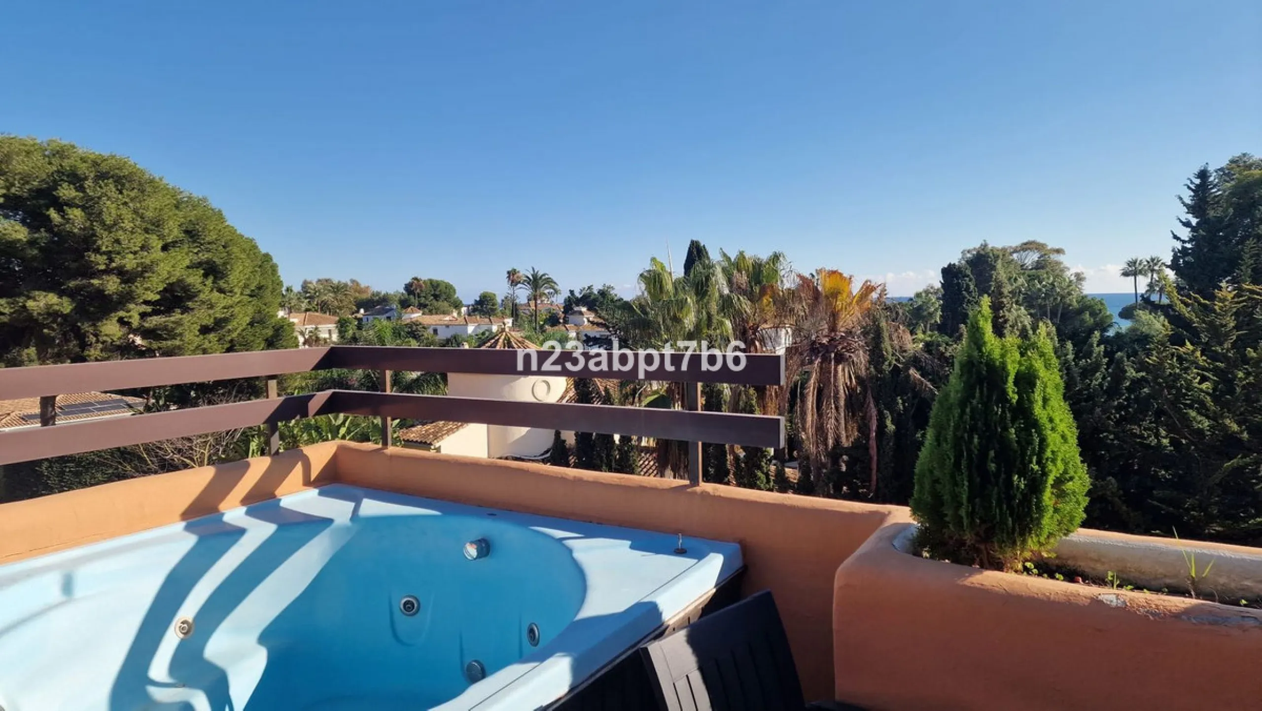 Apartment - Penthouse Duplex в продаже в El Paraiso, Málaga. В доме 3 спален и 3 ванных комнат. Площадь дома 235 м²