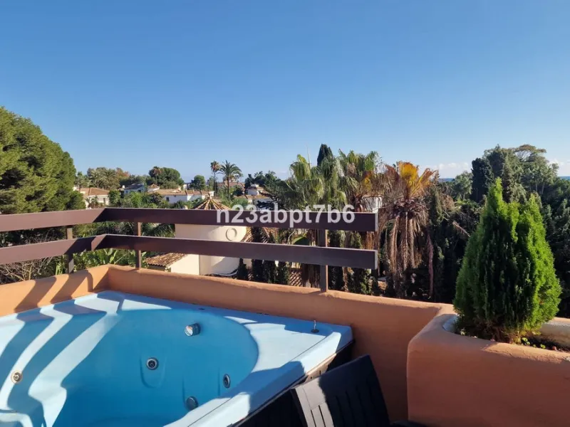Apartment - Penthouse Duplex в продаже в El Paraiso, Málaga. В доме 3 спален и 3 ванных комнат. Площадь дома 235 м²