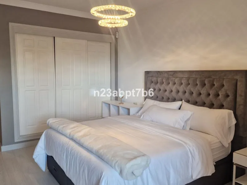 Apartment - Penthouse Duplex в продаже в El Paraiso, Málaga. В доме 3 спален и 3 ванных комнат. Площадь дома 235 м²