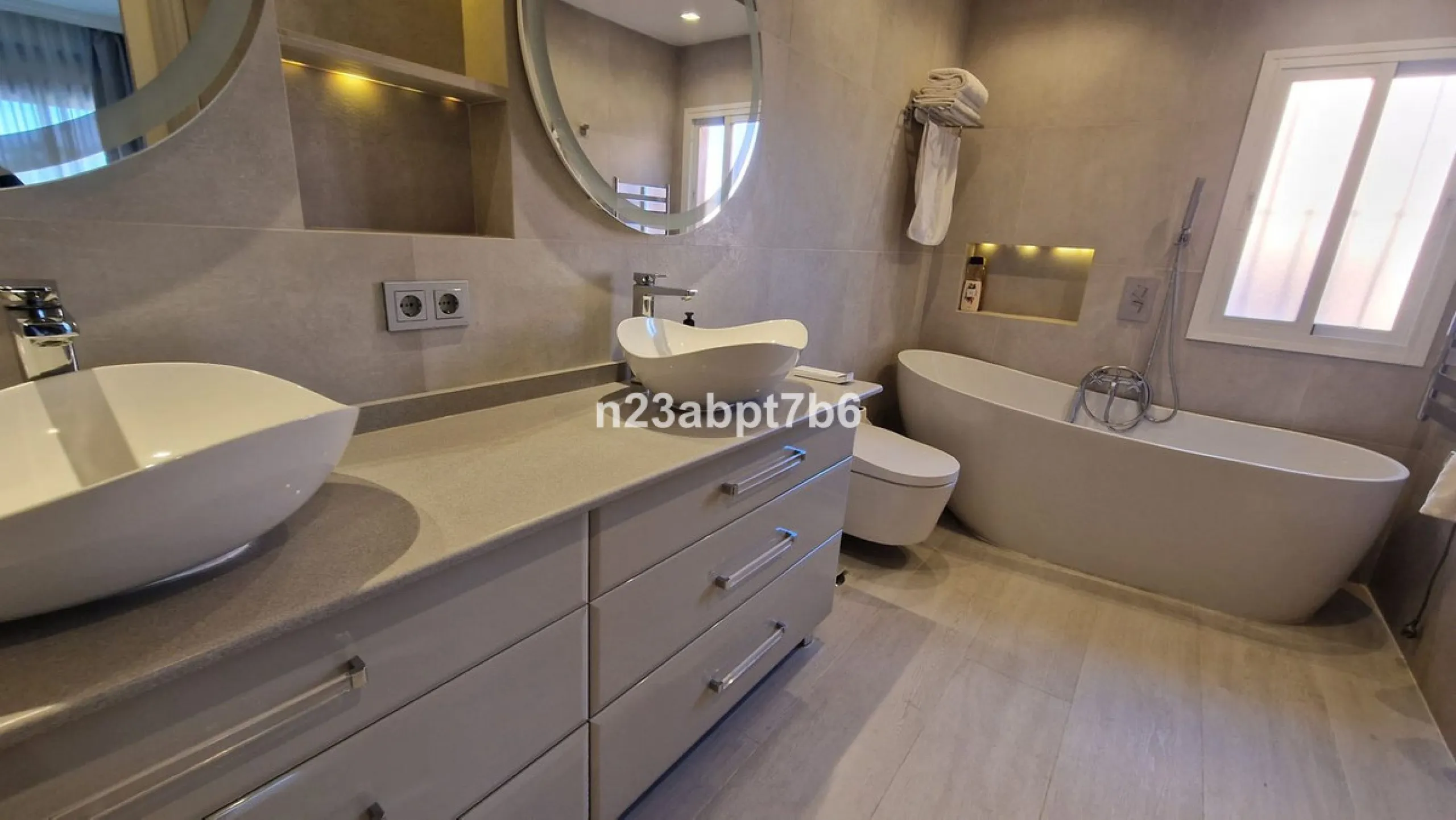 Apartment - Penthouse Duplex в продаже в El Paraiso, Málaga. В доме 3 спален и 3 ванных комнат. Площадь дома 235 м²