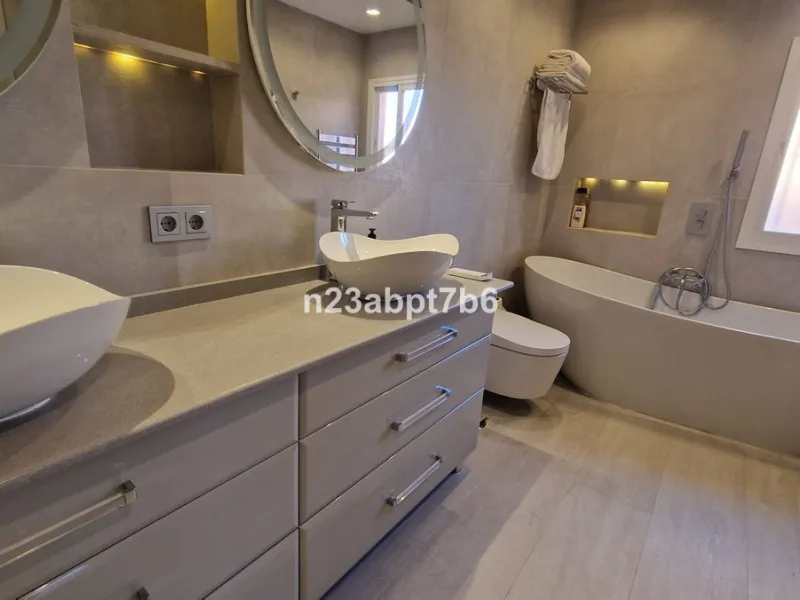 Apartment - Penthouse Duplex в продаже в El Paraiso, Málaga. В доме 3 спален и 3 ванных комнат. Площадь дома 235 м²