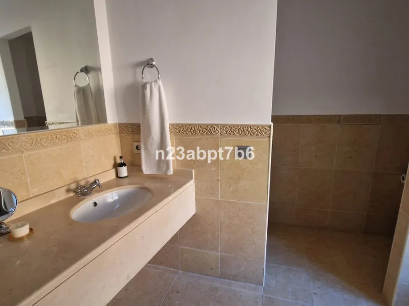 Apartment - Penthouse Duplex в продаже в El Paraiso, Málaga. В доме 3 спален и 3 ванных комнат. Площадь дома 235 м²