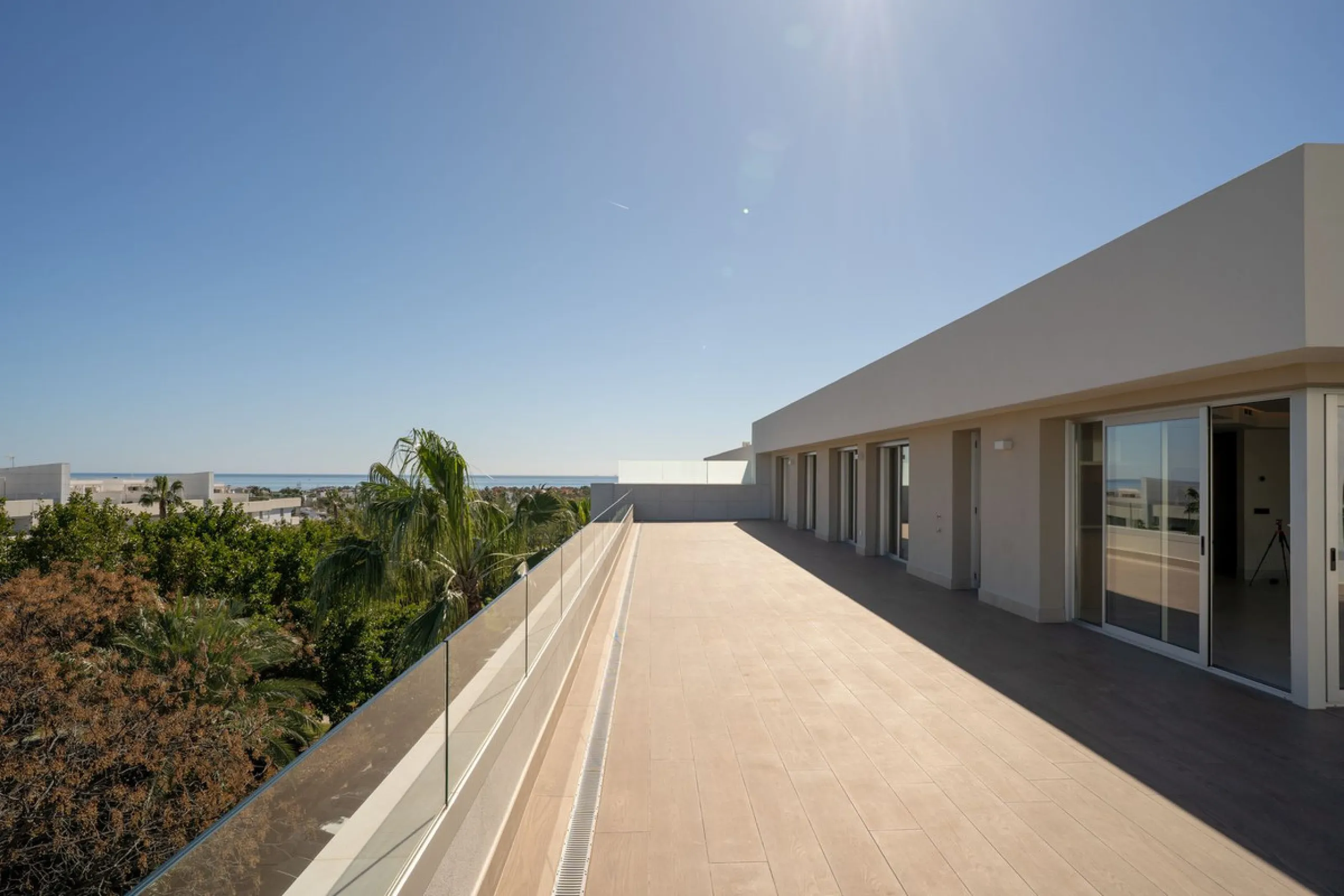 This spectacular penthouse is located within a sought-after residential complex, just a 4-minute walk from the beachfront promenade and only 3 minutes from the charming old town of San Pedro de Alcántara, in the rapidly growing area of Nueva Alcántara, cl
