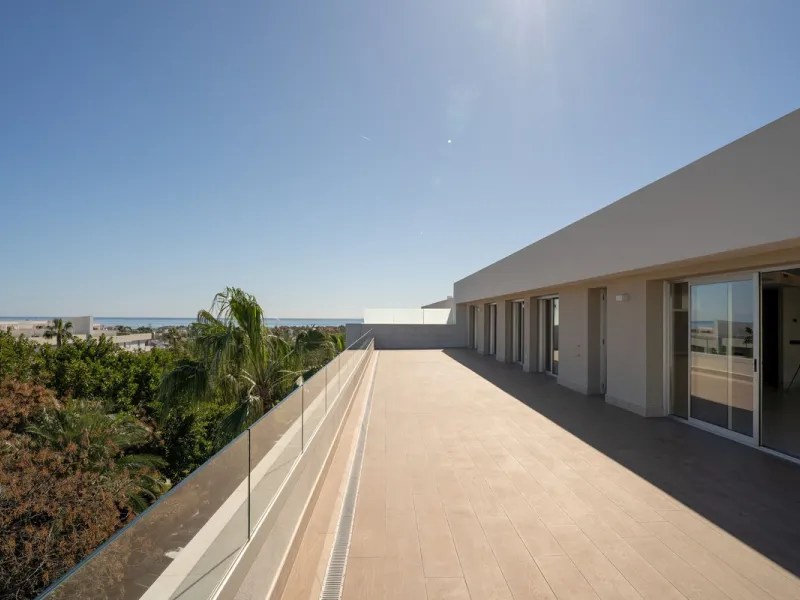 This spectacular penthouse is located within a sought-after residential complex, just a 4-minute walk from the beachfront promenade and only 3 minutes from the charming old town of San Pedro de Alcántara, in the rapidly growing area of Nueva Alcántara, cl