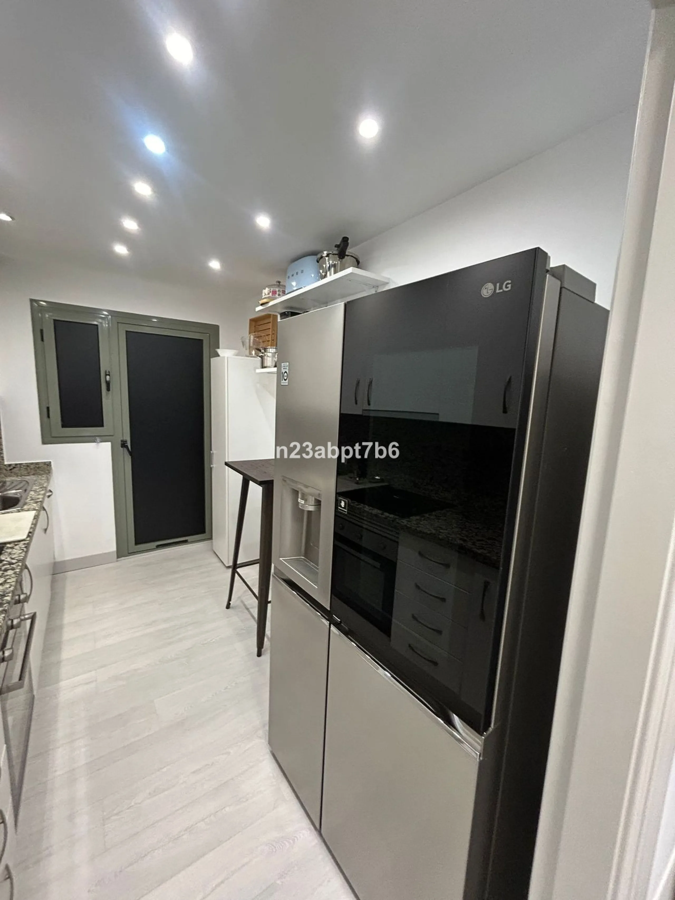 Fantastic Ground floor apartment that boast a spacious living and dining room that leads to a sunny south-west terrace and garden.