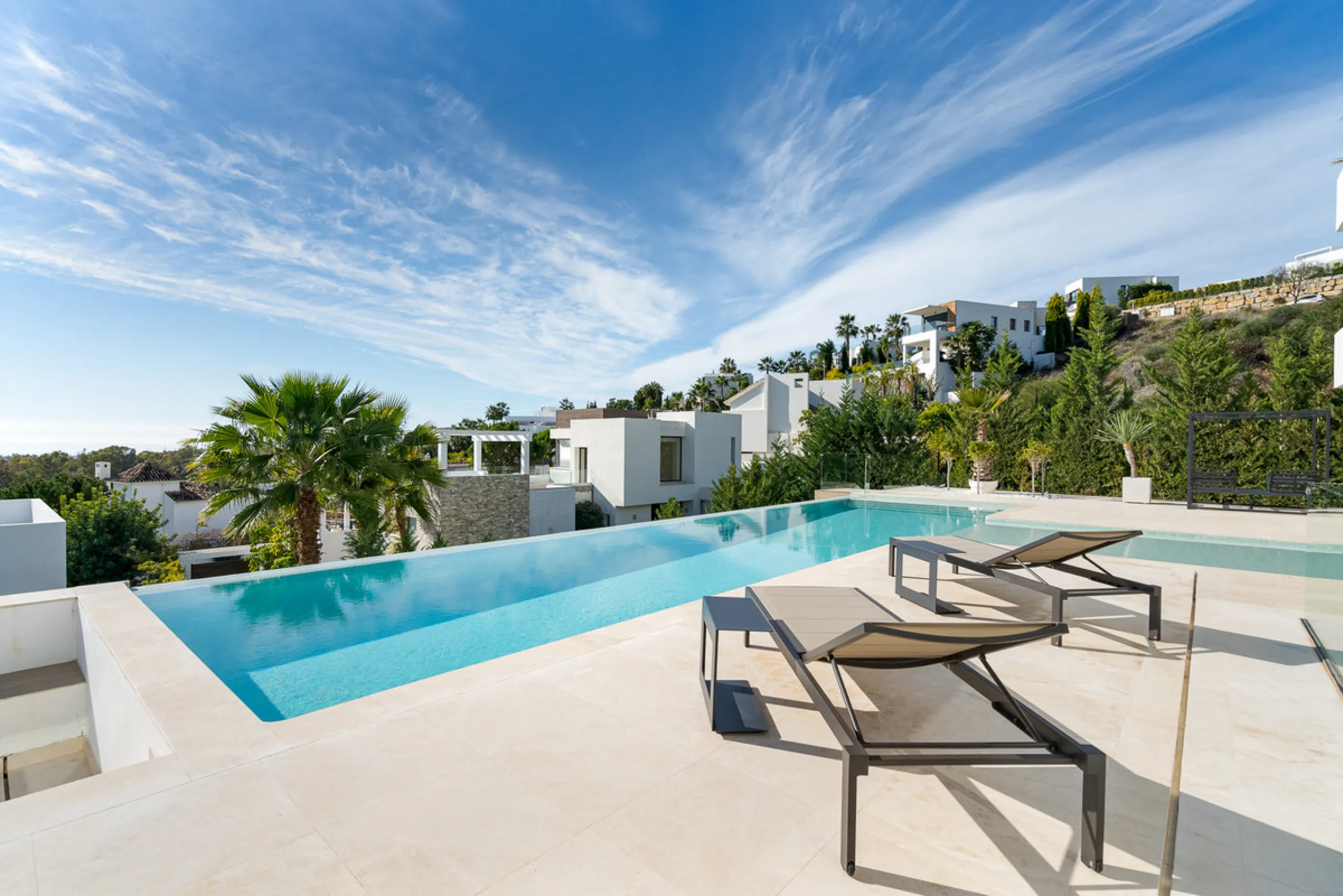 Discover a stunning luxury villa located in the highly sought-after area of La Alquería, Benahavis, offering both exclusivity and convenience. This elegant five-bedroom, five-bathroom residence is ideally situated, with Puerto Banús and Marbella just a sh