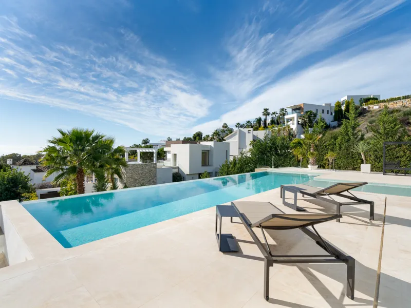 Discover a stunning luxury villa located in the highly sought-after area of La Alquería, Benahavis, offering both exclusivity and convenience. This elegant five-bedroom, five-bathroom residence is ideally situated, with Puerto Banús and Marbella just a sh