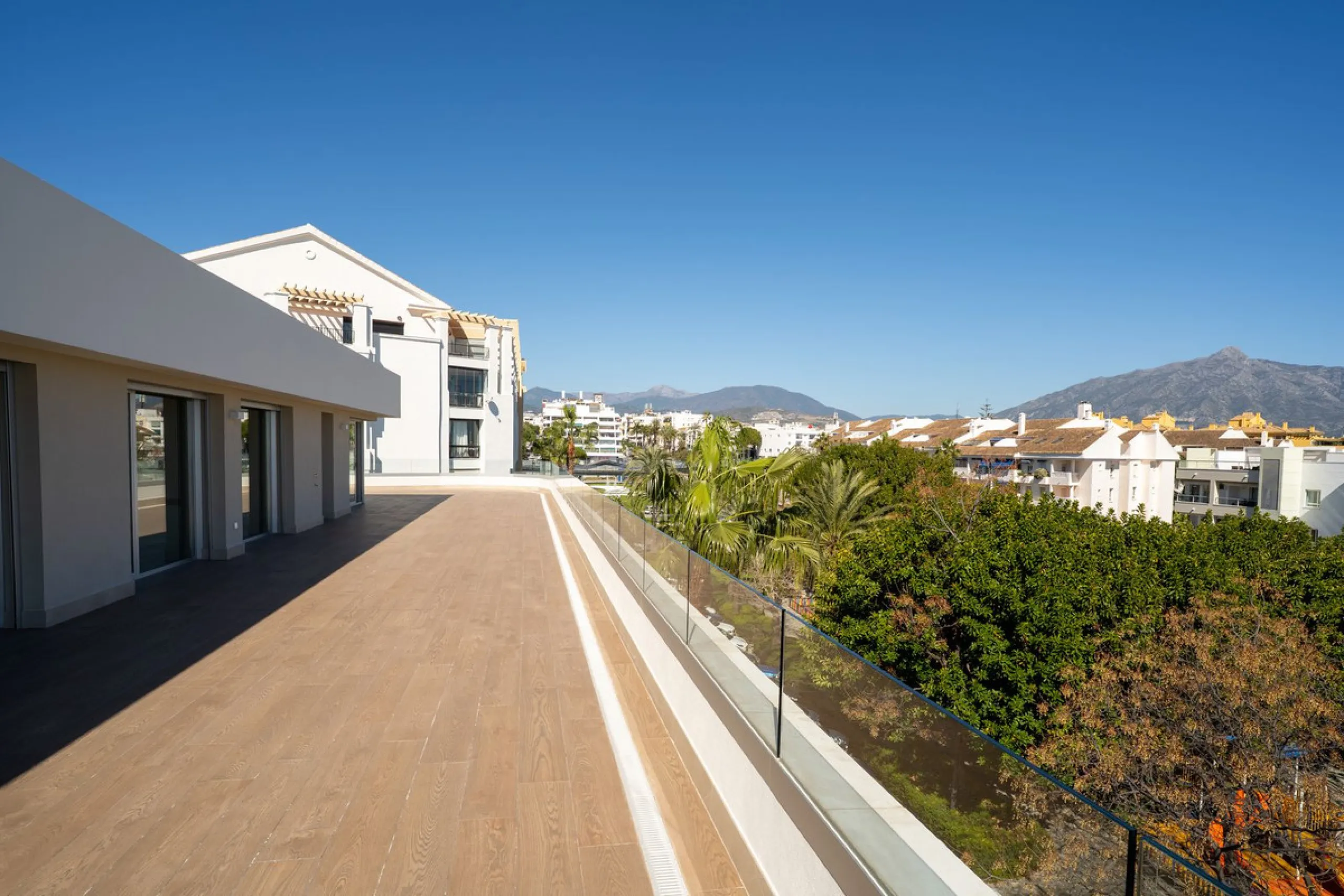 This spectacular penthouse is located within a sought-after residential complex, just a 4-minute walk from the beachfront promenade and only 3 minutes from the charming old town of San Pedro de Alcántara, in the rapidly growing area of Nueva Alcántara, cl