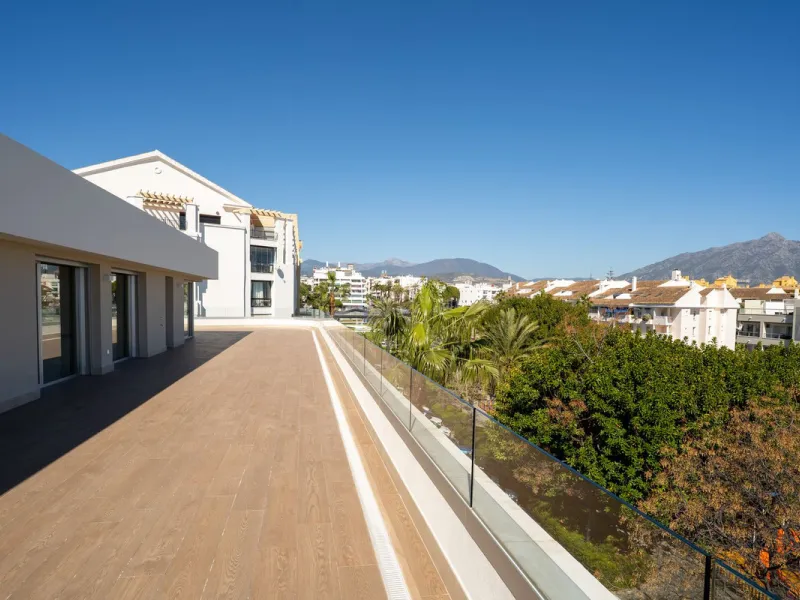 This spectacular penthouse is located within a sought-after residential complex, just a 4-minute walk from the beachfront promenade and only 3 minutes from the charming old town of San Pedro de Alcántara, in the rapidly growing area of Nueva Alcántara, cl