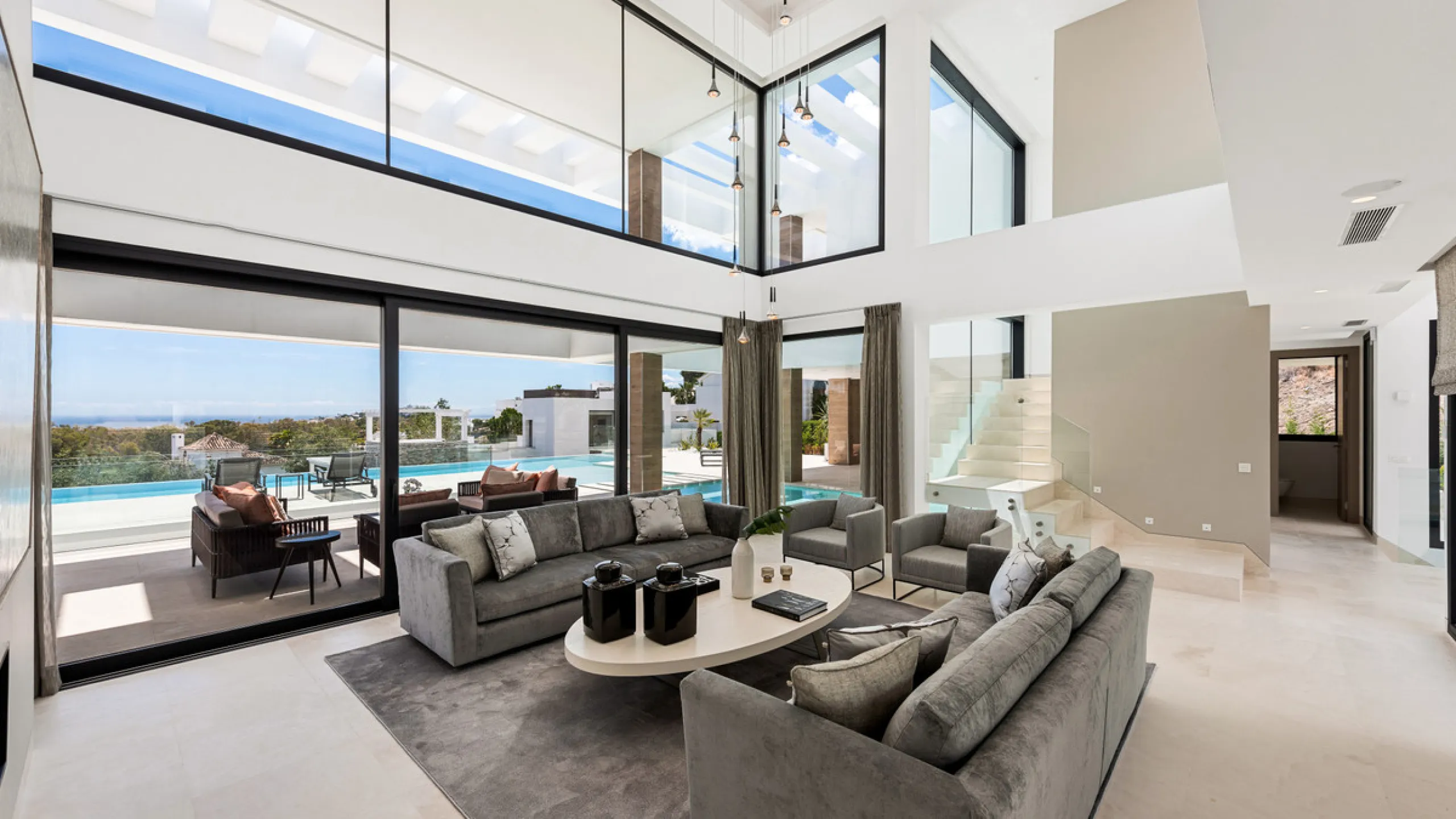 Discover a stunning luxury villa located in the highly sought-after area of La Alquería, Benahavis, offering both exclusivity and convenience. This elegant five-bedroom, five-bathroom residence is ideally situated, with Puerto Banús and Marbella just a sh