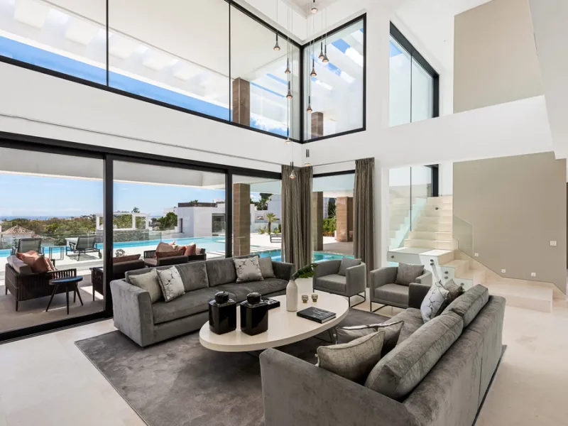 Discover a stunning luxury villa located in the highly sought-after area of La Alquería, Benahavis, offering both exclusivity and convenience. This elegant five-bedroom, five-bathroom residence is ideally situated, with Puerto Banús and Marbella just a sh