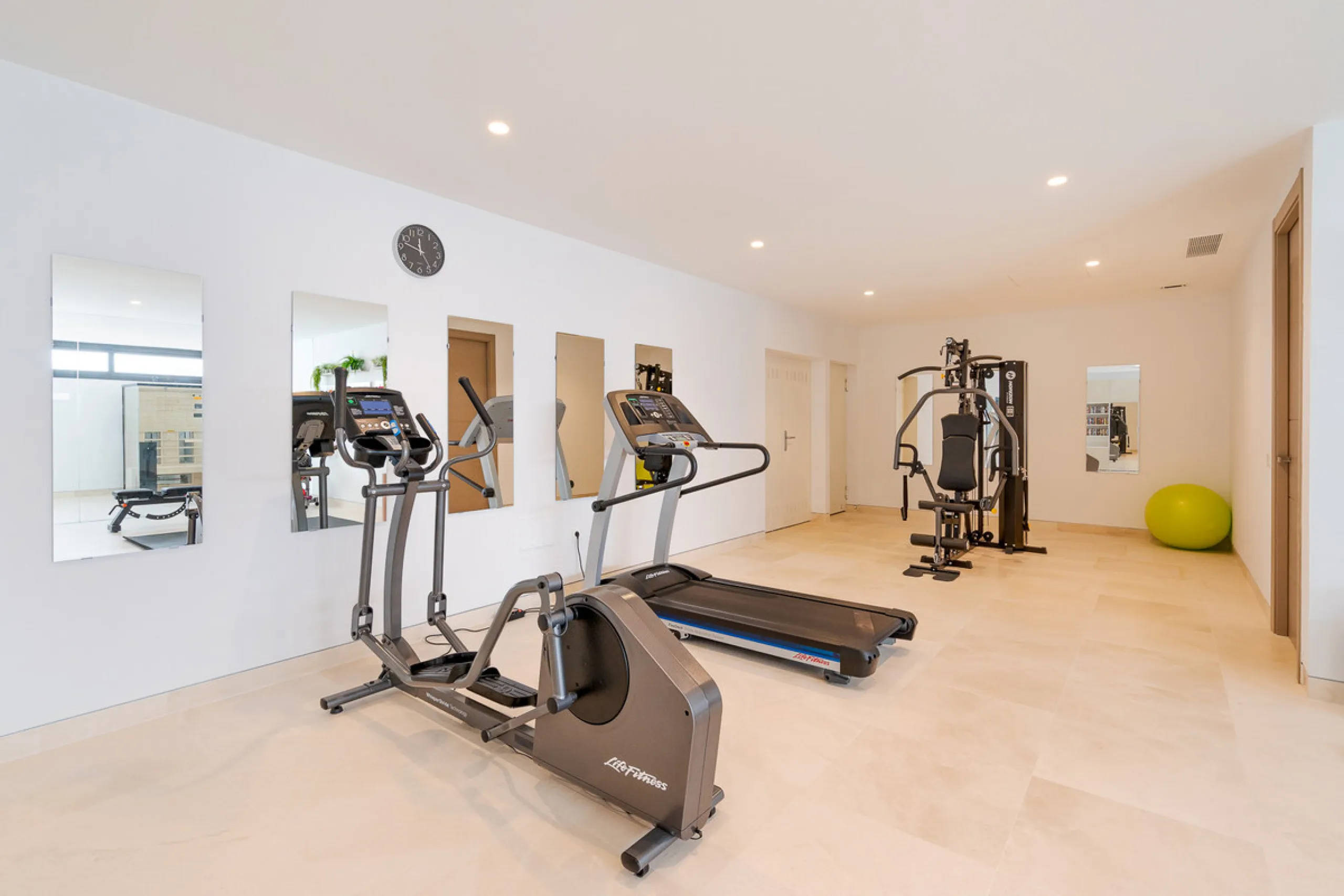 Discover a stunning luxury villa located in the highly sought-after area of La Alquería, Benahavis, offering both exclusivity and convenience. This elegant five-bedroom, five-bathroom residence is ideally situated, with Puerto Banús and Marbella just a sh
