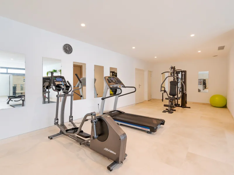 Discover a stunning luxury villa located in the highly sought-after area of La Alquería, Benahavis, offering both exclusivity and convenience. This elegant five-bedroom, five-bathroom residence is ideally situated, with Puerto Banús and Marbella just a sh