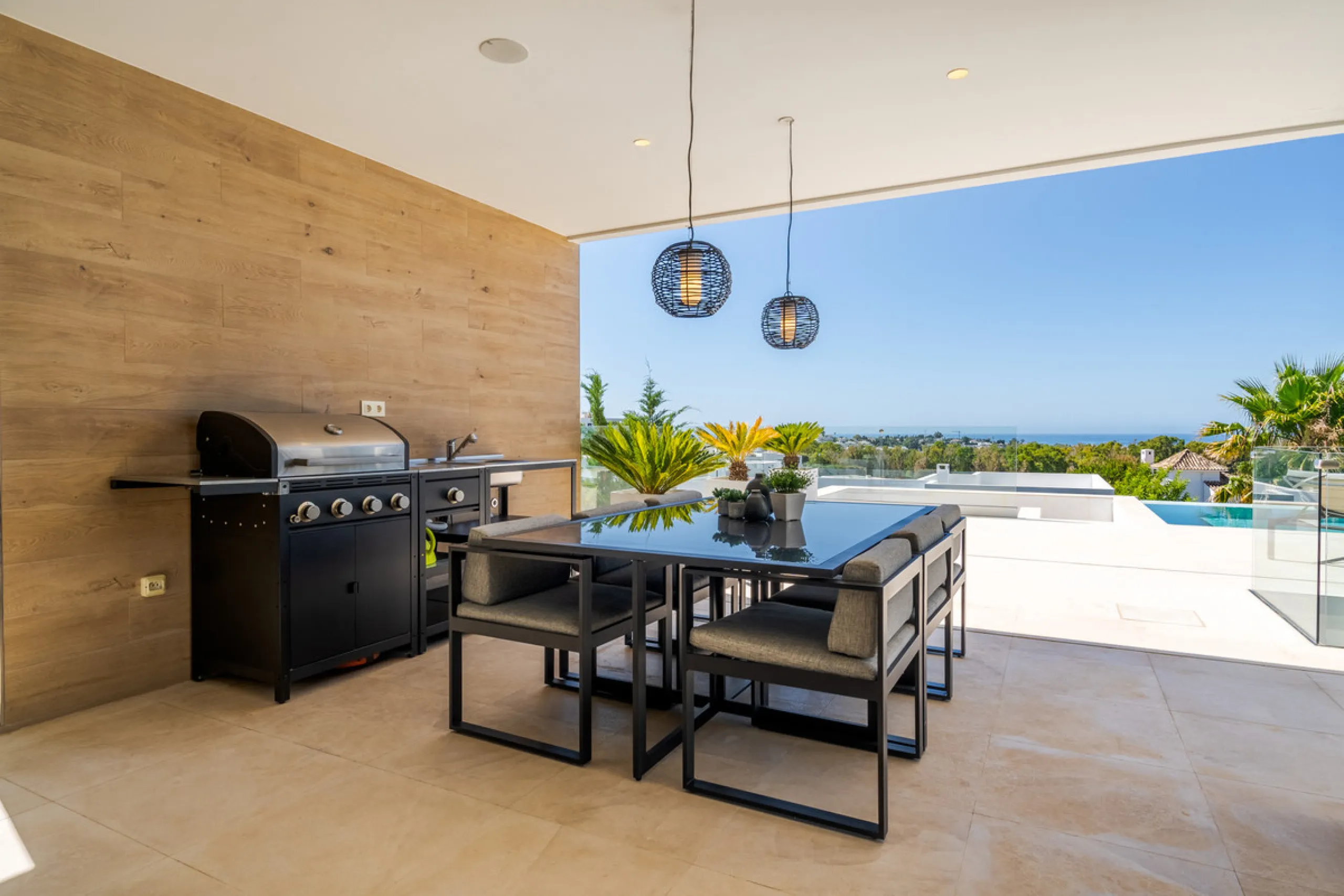 Discover a stunning luxury villa located in the highly sought-after area of La Alquería, Benahavis, offering both exclusivity and convenience. This elegant five-bedroom, five-bathroom residence is ideally situated, with Puerto Banús and Marbella just a sh