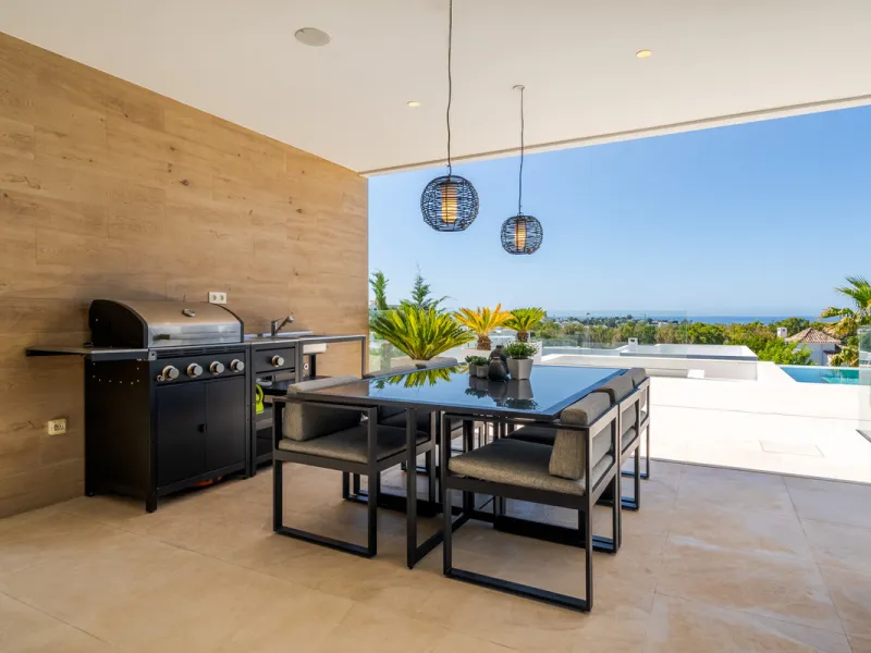 Discover a stunning luxury villa located in the highly sought-after area of La Alquería, Benahavis, offering both exclusivity and convenience. This elegant five-bedroom, five-bathroom residence is ideally situated, with Puerto Banús and Marbella just a sh