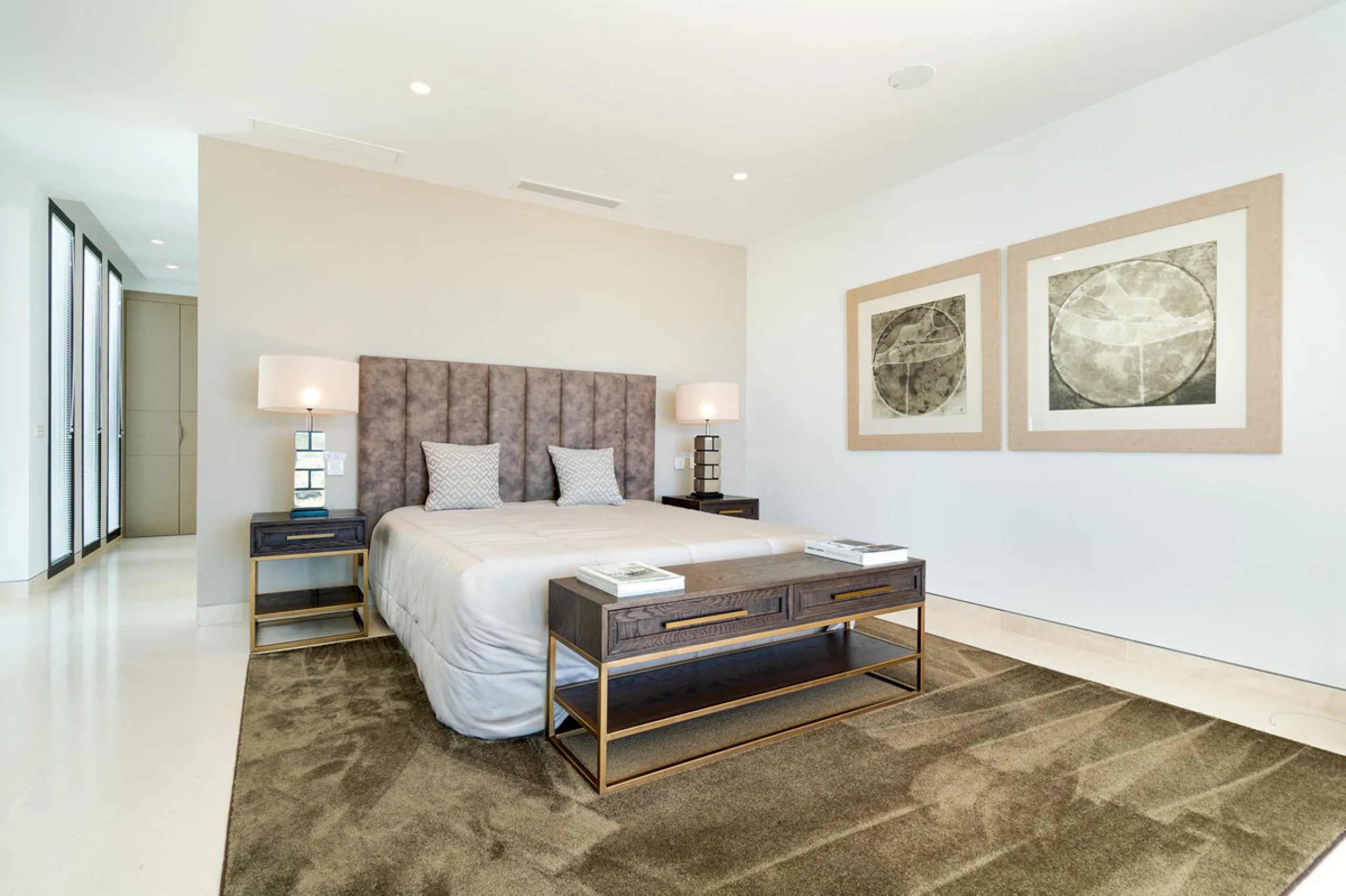 Discover a stunning luxury villa located in the highly sought-after area of La Alquería, Benahavis, offering both exclusivity and convenience. This elegant five-bedroom, five-bathroom residence is ideally situated, with Puerto Banús and Marbella just a sh