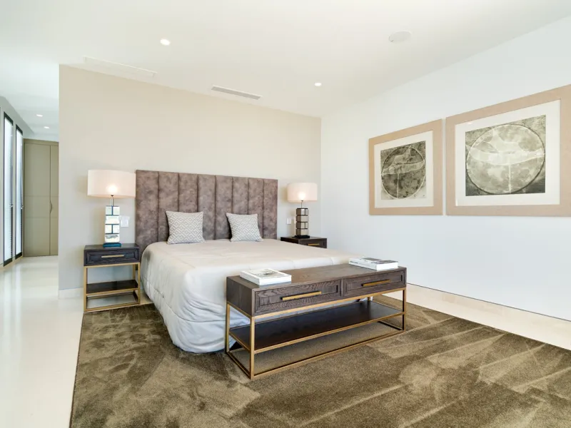 Discover a stunning luxury villa located in the highly sought-after area of La Alquería, Benahavis, offering both exclusivity and convenience. This elegant five-bedroom, five-bathroom residence is ideally situated, with Puerto Banús and Marbella just a sh