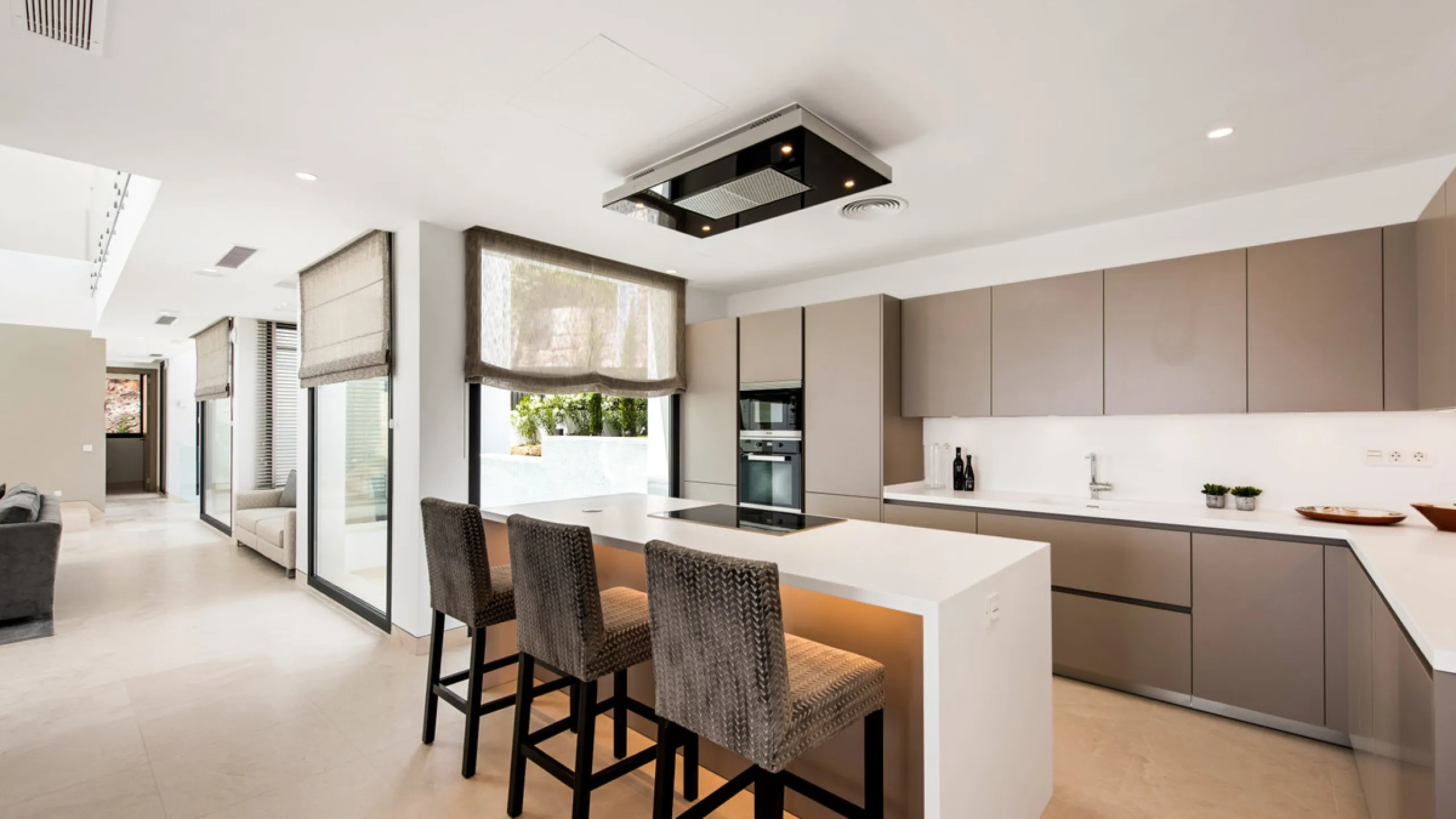 Discover a stunning luxury villa located in the highly sought-after area of La Alquería, Benahavis, offering both exclusivity and convenience. This elegant five-bedroom, five-bathroom residence is ideally situated, with Puerto Banús and Marbella just a sh