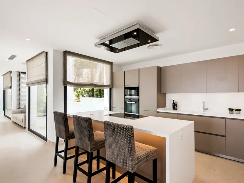 Discover a stunning luxury villa located in the highly sought-after area of La Alquería, Benahavis, offering both exclusivity and convenience. This elegant five-bedroom, five-bathroom residence is ideally situated, with Puerto Banús and Marbella just a sh