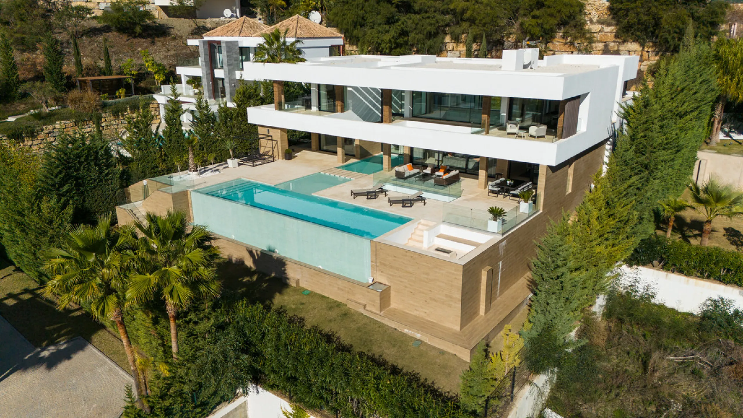 Discover a stunning luxury villa located in the highly sought-after area of La Alquería, Benahavis, offering both exclusivity and convenience. This elegant five-bedroom, five-bathroom residence is ideally situated, with Puerto Banús and Marbella just a sh