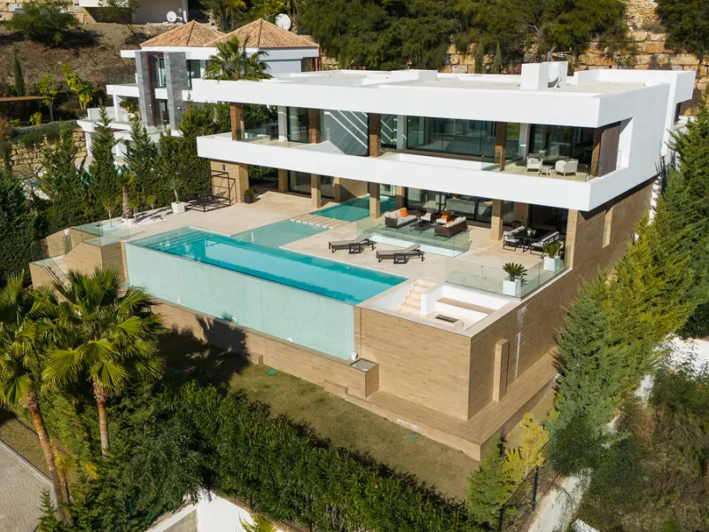 Discover a stunning luxury villa located in the highly sought-after area of La Alquería, Benahavis, offering both exclusivity and convenience. This elegant five-bedroom, five-bathroom residence is ideally situated, with Puerto Banús and Marbella just a sh