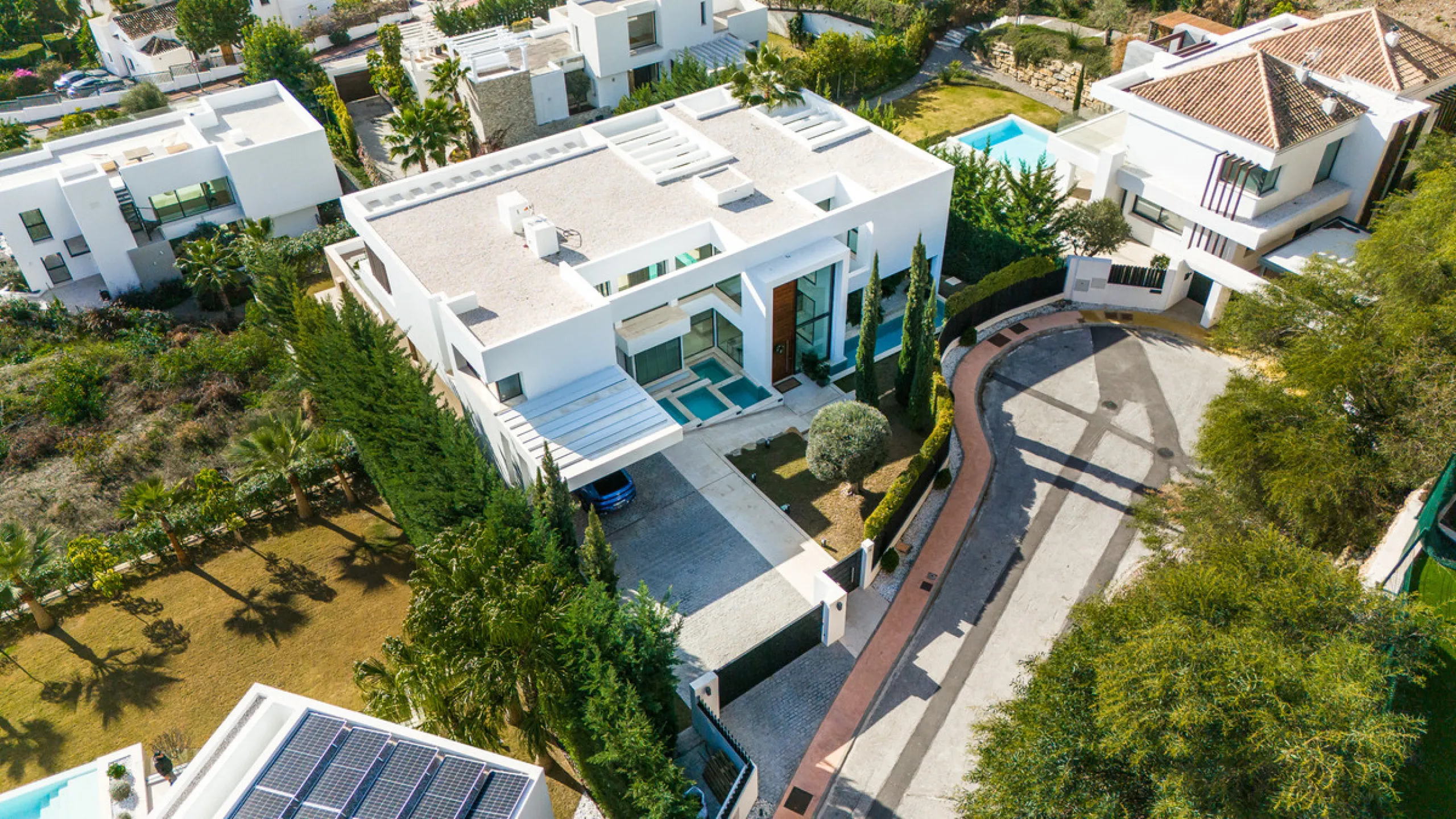 Discover a stunning luxury villa located in the highly sought-after area of La Alquería, Benahavis, offering both exclusivity and convenience. This elegant five-bedroom, five-bathroom residence is ideally situated, with Puerto Banús and Marbella just a sh