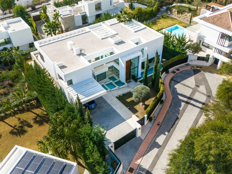 Discover a stunning luxury villa located in the highly sought-after area of La Alquería, Benahavis, offering both exclusivity and convenience. This elegant five-bedroom, five-bathroom residence is ideally situated, with Puerto Banús and Marbella just a sh