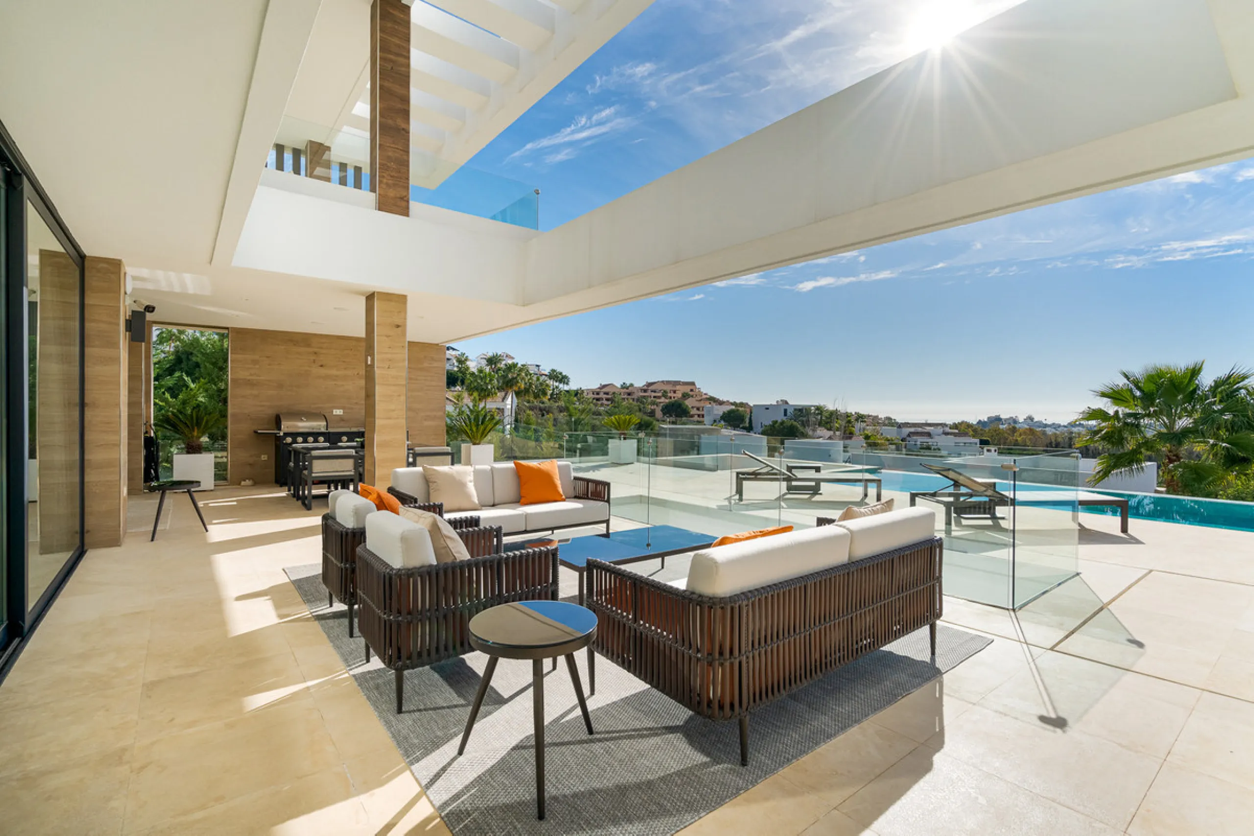 Discover a stunning luxury villa located in the highly sought-after area of La Alquería, Benahavis, offering both exclusivity and convenience. This elegant five-bedroom, five-bathroom residence is ideally situated, with Puerto Banús and Marbella just a sh