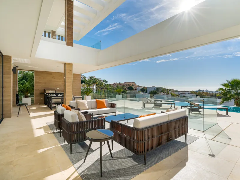 Discover a stunning luxury villa located in the highly sought-after area of La Alquería, Benahavis, offering both exclusivity and convenience. This elegant five-bedroom, five-bathroom residence is ideally situated, with Puerto Banús and Marbella just a sh