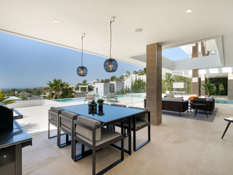 Discover a stunning luxury villa located in the highly sought-after area of La Alquería, Benahavis, offering both exclusivity and convenience. This elegant five-bedroom, five-bathroom residence is ideally situated, with Puerto Banús and Marbella just a sh