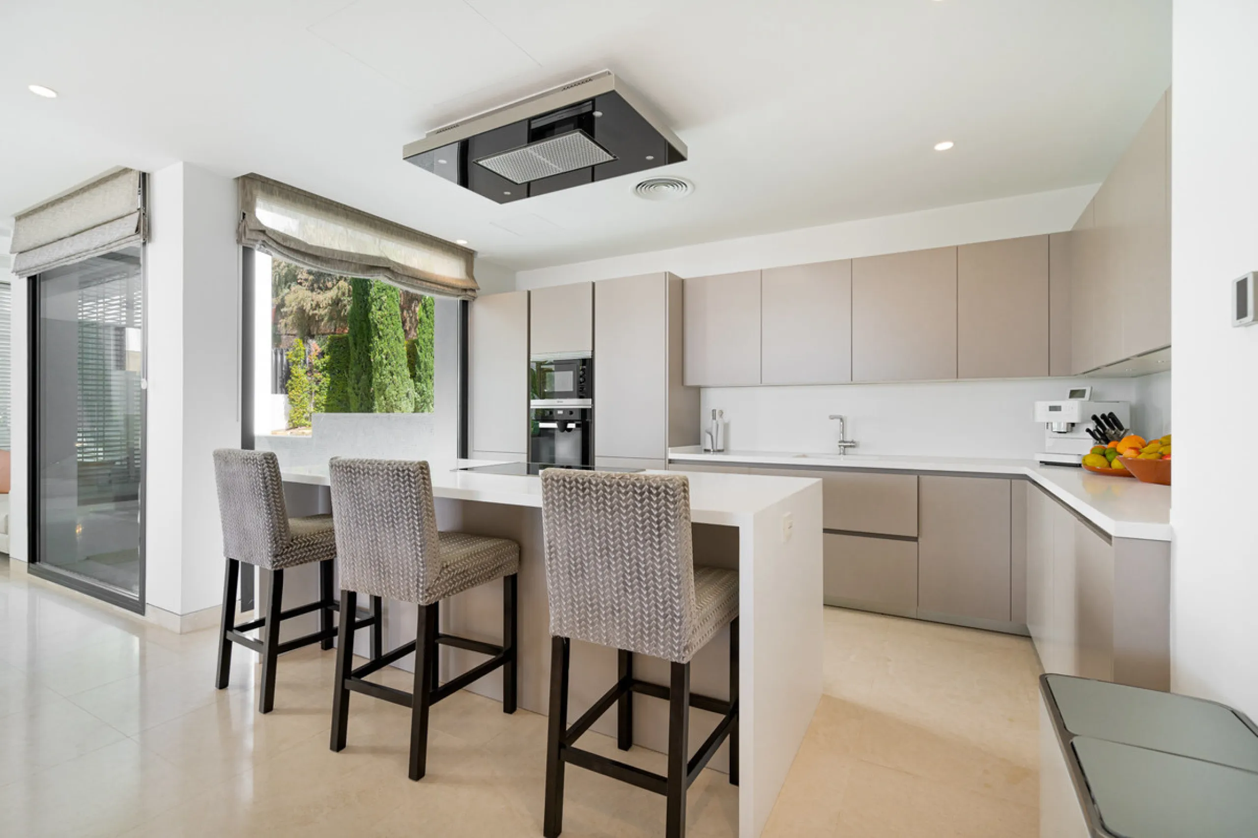 Discover a stunning luxury villa located in the highly sought-after area of La Alquería, Benahavis, offering both exclusivity and convenience. This elegant five-bedroom, five-bathroom residence is ideally situated, with Puerto Banús and Marbella just a sh