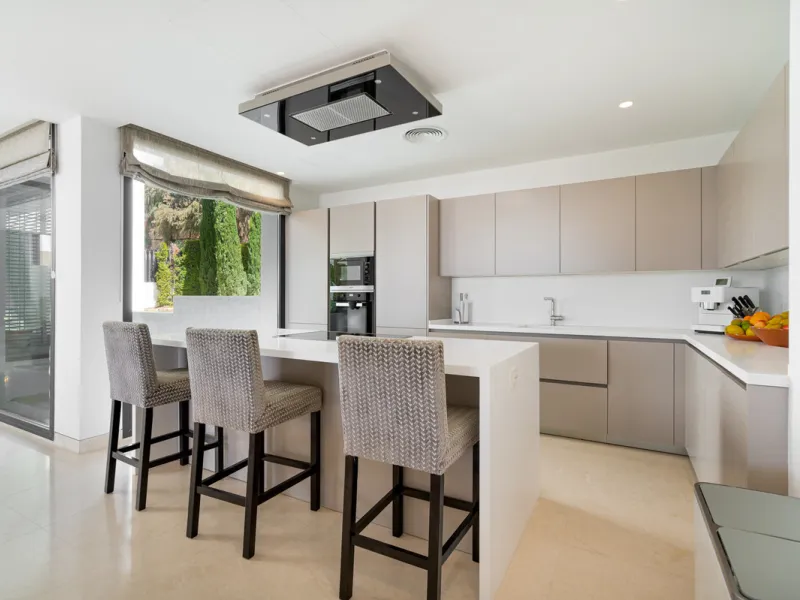 Discover a stunning luxury villa located in the highly sought-after area of La Alquería, Benahavis, offering both exclusivity and convenience. This elegant five-bedroom, five-bathroom residence is ideally situated, with Puerto Banús and Marbella just a sh