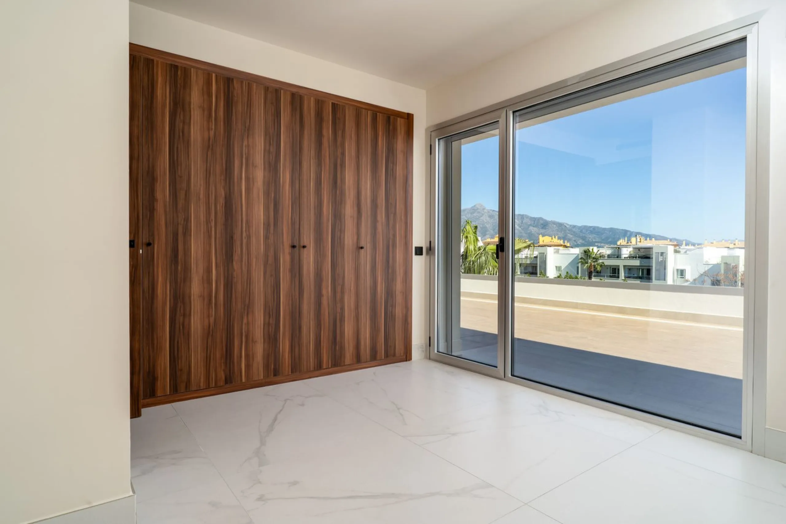 This spectacular penthouse is located within a sought-after residential complex, just a 4-minute walk from the beachfront promenade and only 3 minutes from the charming old town of San Pedro de Alcántara, in the rapidly growing area of Nueva Alcántara, cl