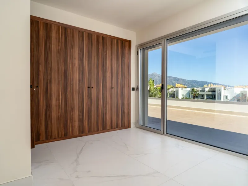 This spectacular penthouse is located within a sought-after residential complex, just a 4-minute walk from the beachfront promenade and only 3 minutes from the charming old town of San Pedro de Alcántara, in the rapidly growing area of Nueva Alcántara, cl