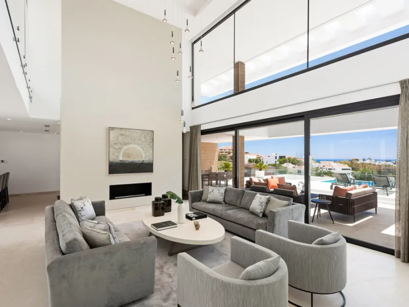 Discover a stunning luxury villa located in the highly sought-after area of La Alquería, Benahavis, offering both exclusivity and convenience. This elegant five-bedroom, five-bathroom residence is ideally situated, with Puerto Banús and Marbella just a sh