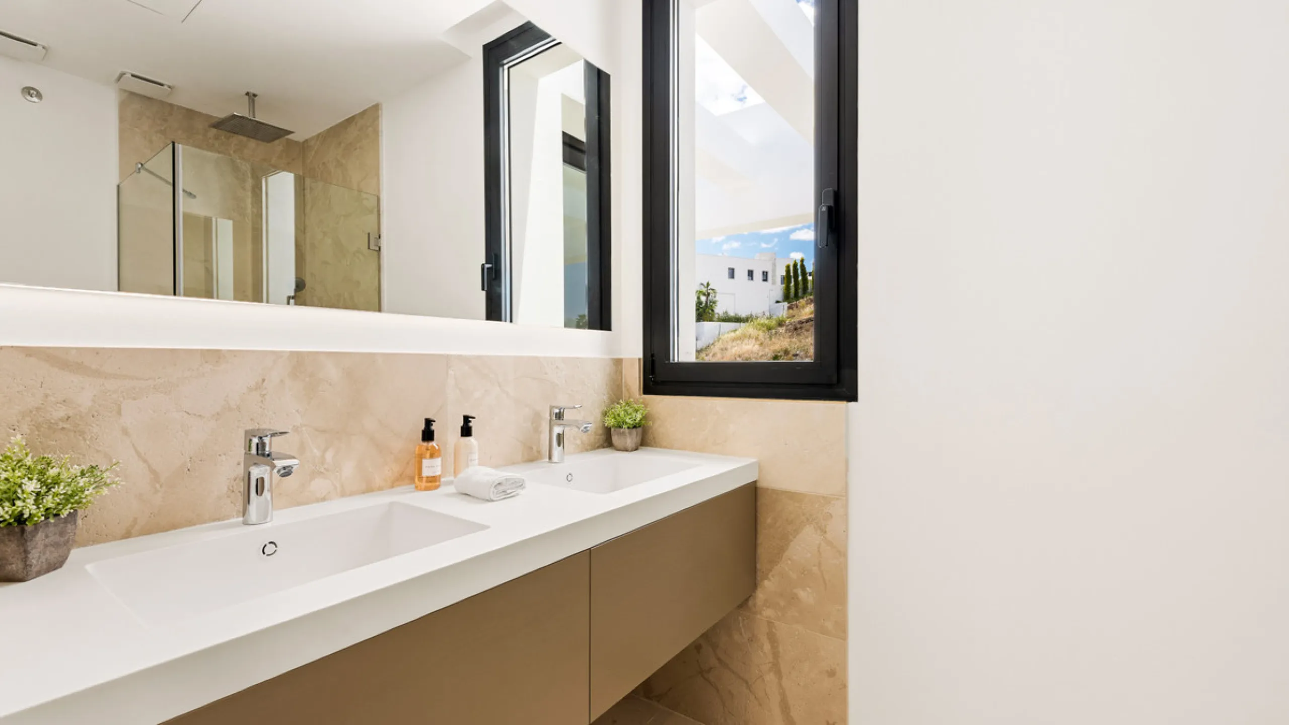 Discover a stunning luxury villa located in the highly sought-after area of La Alquería, Benahavis, offering both exclusivity and convenience. This elegant five-bedroom, five-bathroom residence is ideally situated, with Puerto Banús and Marbella just a sh