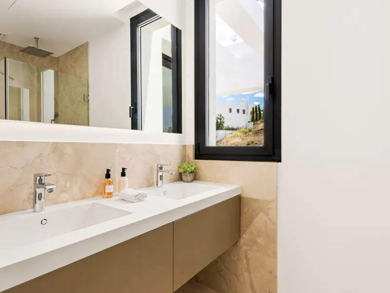 Discover a stunning luxury villa located in the highly sought-after area of La Alquería, Benahavis, offering both exclusivity and convenience. This elegant five-bedroom, five-bathroom residence is ideally situated, with Puerto Banús and Marbella just a sh
