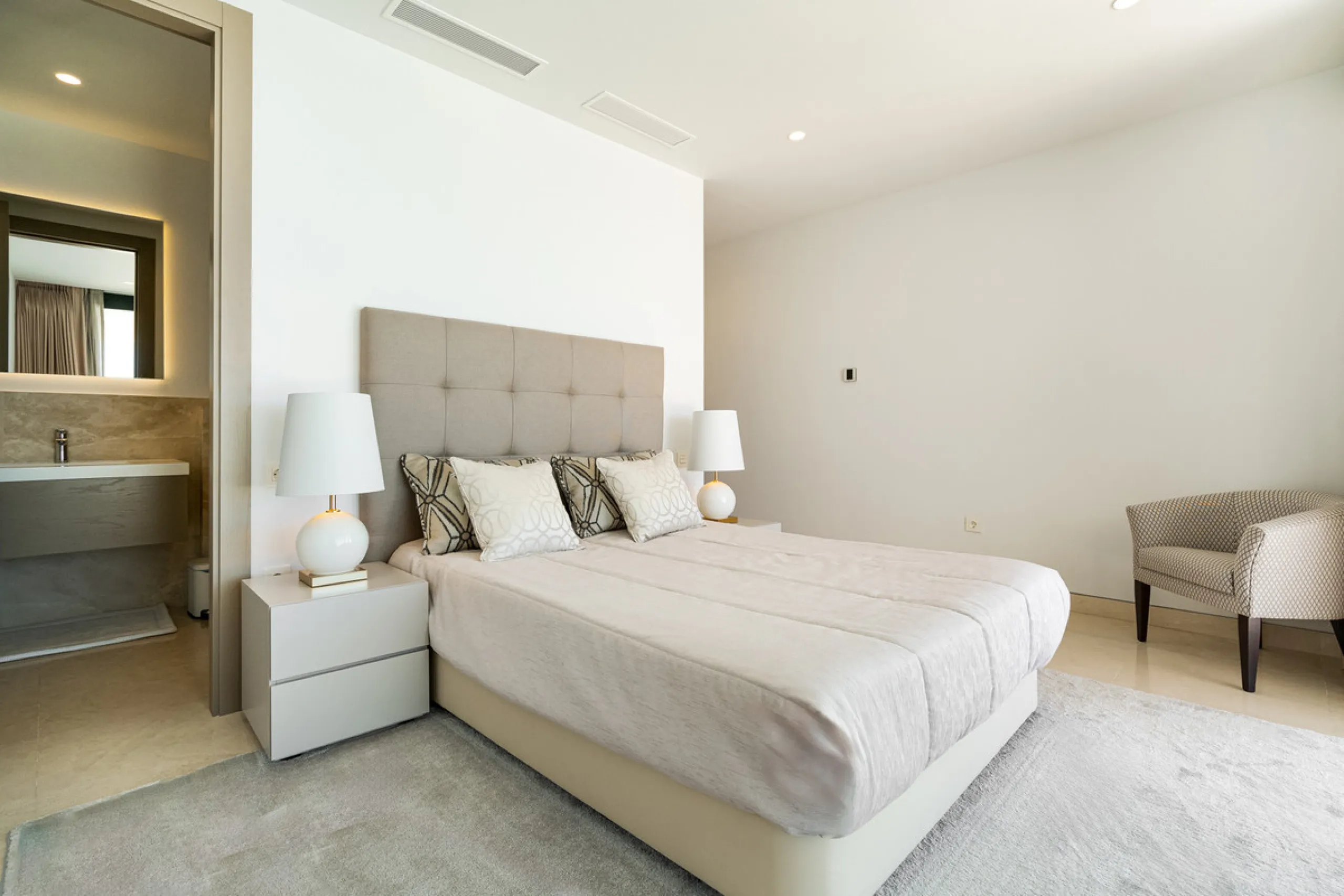 Discover a stunning luxury villa located in the highly sought-after area of La Alquería, Benahavis, offering both exclusivity and convenience. This elegant five-bedroom, five-bathroom residence is ideally situated, with Puerto Banús and Marbella just a sh