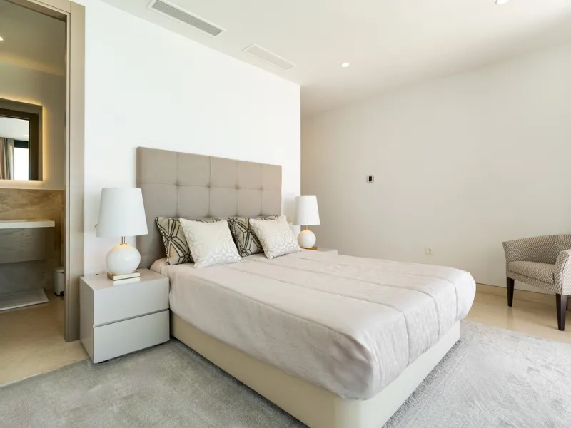 Discover a stunning luxury villa located in the highly sought-after area of La Alquería, Benahavis, offering both exclusivity and convenience. This elegant five-bedroom, five-bathroom residence is ideally situated, with Puerto Banús and Marbella just a sh