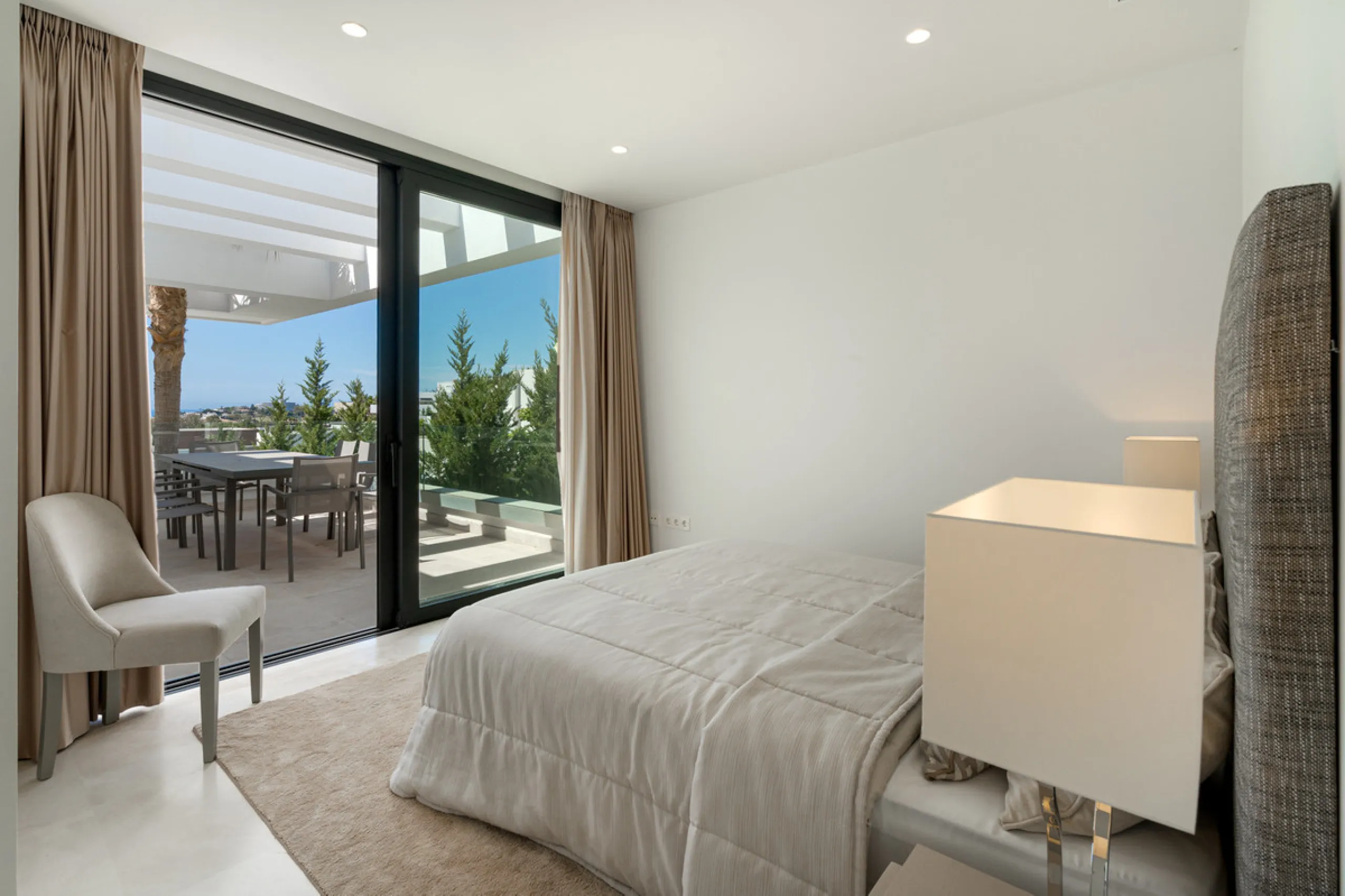 Discover a stunning luxury villa located in the highly sought-after area of La Alquería, Benahavis, offering both exclusivity and convenience. This elegant five-bedroom, five-bathroom residence is ideally situated, with Puerto Banús and Marbella just a sh
