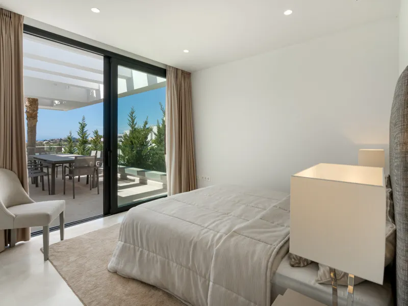 Discover a stunning luxury villa located in the highly sought-after area of La Alquería, Benahavis, offering both exclusivity and convenience. This elegant five-bedroom, five-bathroom residence is ideally situated, with Puerto Banús and Marbella just a sh
