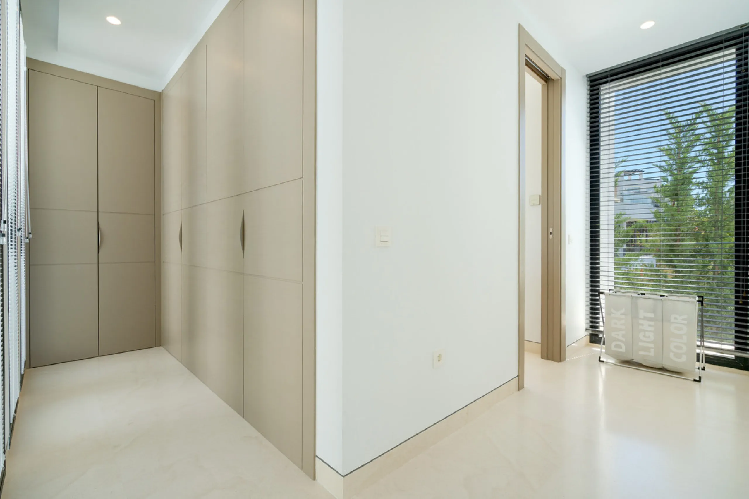 Discover a stunning luxury villa located in the highly sought-after area of La Alquería, Benahavis, offering both exclusivity and convenience. This elegant five-bedroom, five-bathroom residence is ideally situated, with Puerto Banús and Marbella just a sh