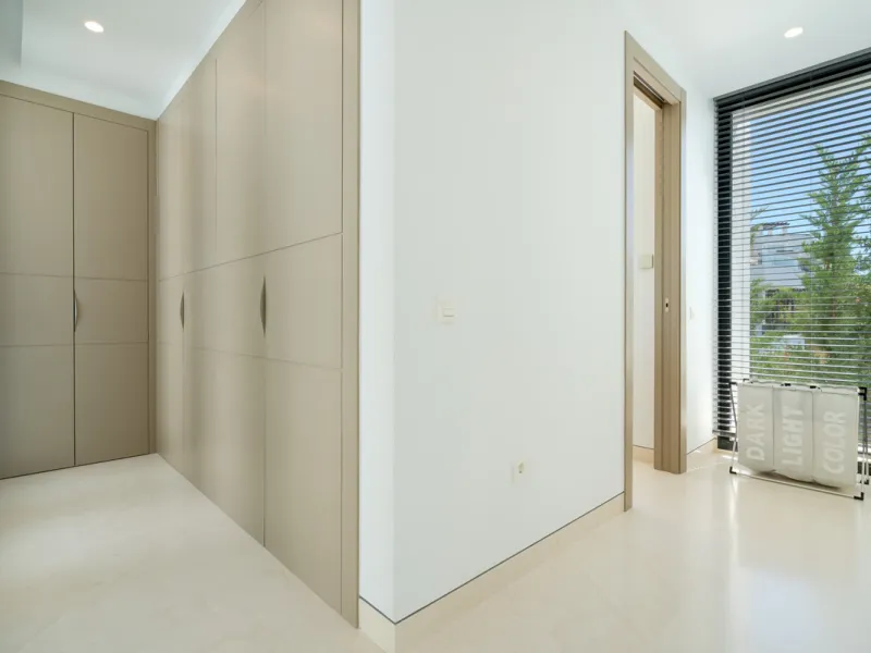 Discover a stunning luxury villa located in the highly sought-after area of La Alquería, Benahavis, offering both exclusivity and convenience. This elegant five-bedroom, five-bathroom residence is ideally situated, with Puerto Banús and Marbella just a sh