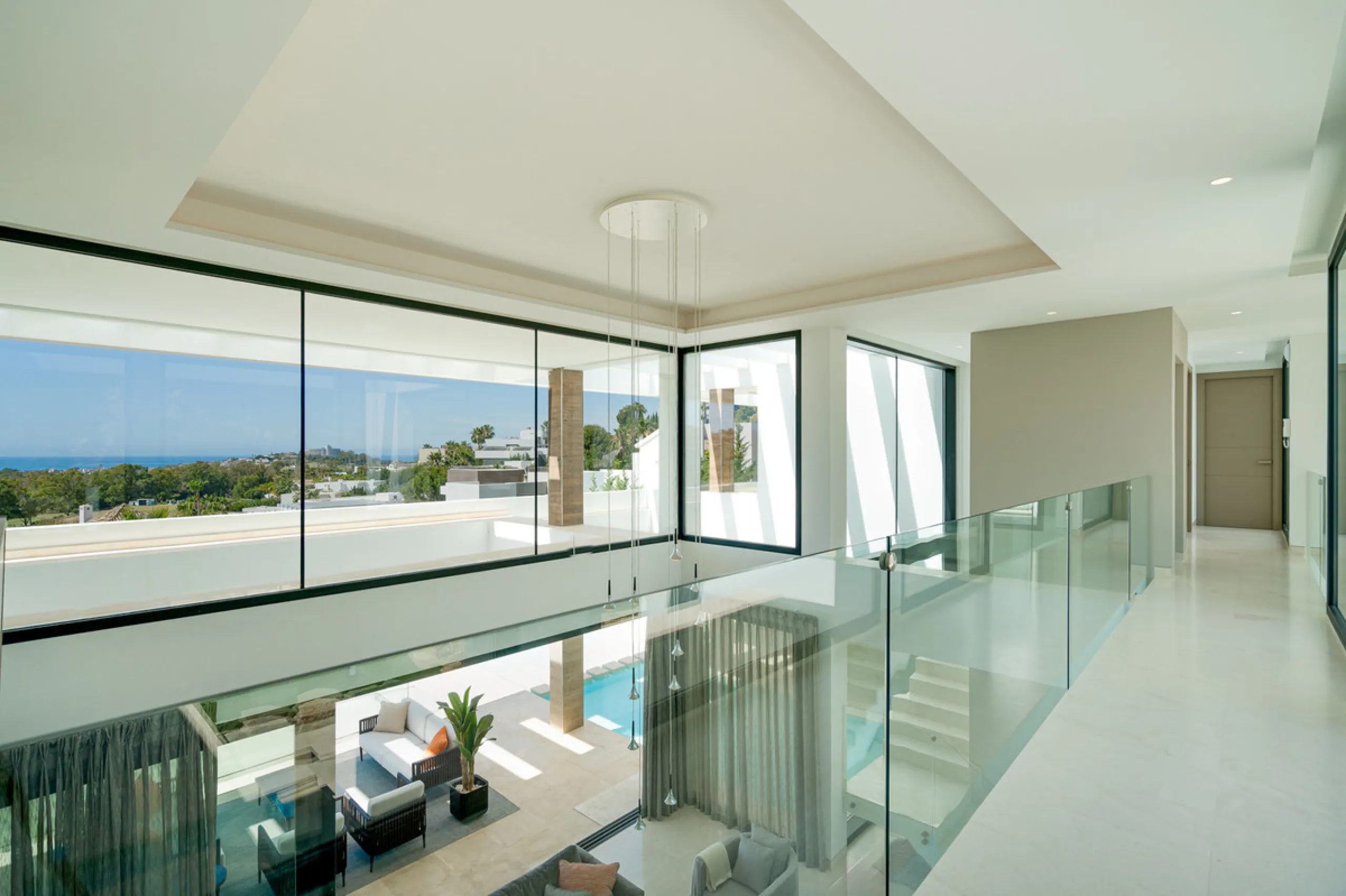 Discover a stunning luxury villa located in the highly sought-after area of La Alquería, Benahavis, offering both exclusivity and convenience. This elegant five-bedroom, five-bathroom residence is ideally situated, with Puerto Banús and Marbella just a sh