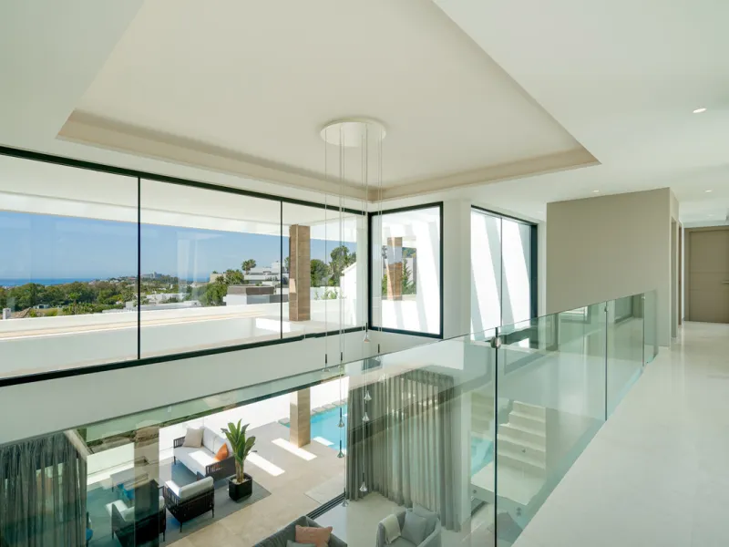 Discover a stunning luxury villa located in the highly sought-after area of La Alquería, Benahavis, offering both exclusivity and convenience. This elegant five-bedroom, five-bathroom residence is ideally situated, with Puerto Banús and Marbella just a sh