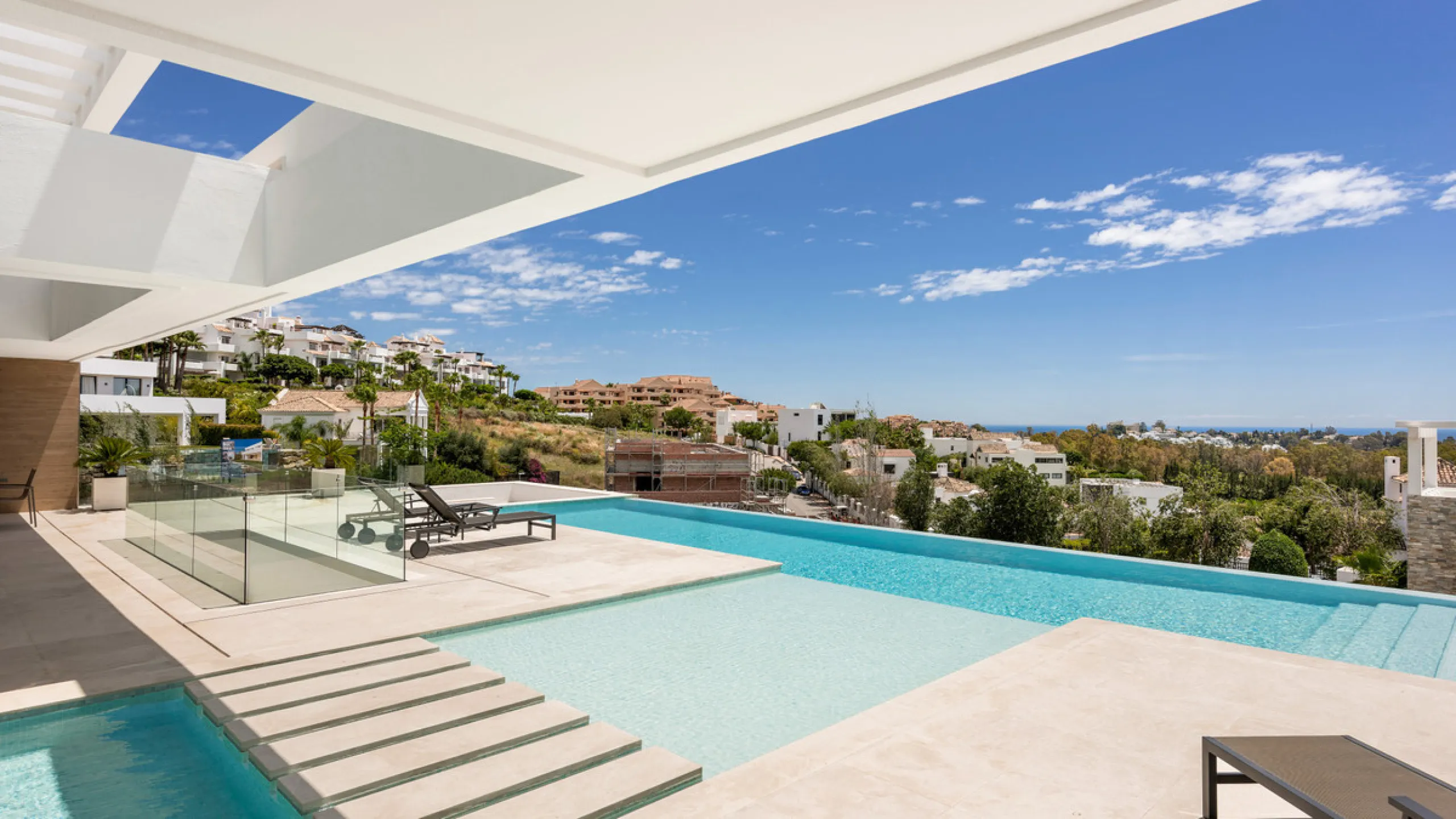 Discover a stunning luxury villa located in the highly sought-after area of La Alquería, Benahavis, offering both exclusivity and convenience. This elegant five-bedroom, five-bathroom residence is ideally situated, with Puerto Banús and Marbella just a sh